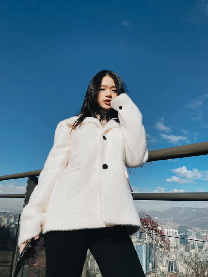 Linh Ka sở hữu khuôn mặt xinh đẹp, trẻ trung. Bên cạnh đó, body nóng bỏng và vòng 1 to quá khổ của cô nàng từng gây tranh cãi trên mạng xã hội.