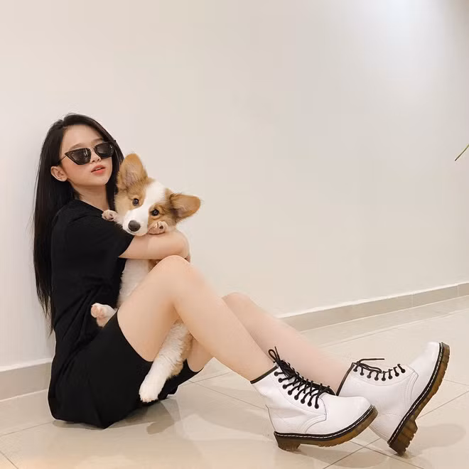 Mới đây, trên trang cá nhân của mình, Linh Ka khoe mới đón thú cưng thuộc giống Corgi, 4 tháng tuổi về nuôi. Từ đó, cô nàng rất chịu khó cập nhật tình hình "boss" tại story.