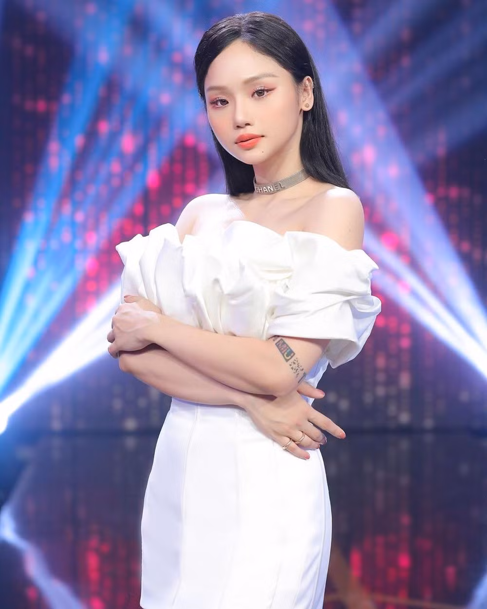 Mặc dù người hâm mộ cũng đã được ngắm không ít hình ảnh Miu Lê khoe vóc dáng trong phòng tập nhưng phải đến chương trình Người Ấy Là Ai phát sóng gần đây, người ta mới được thấy công khai, trực tiếp thân hình vô cùng nuột nà của nữ ca sĩ.