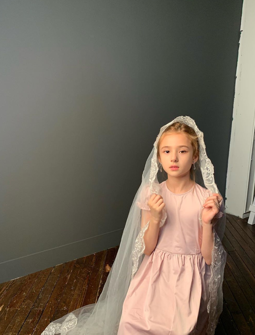 Mang trong mình 2 dòng máu, Baylee Ann có bố là người Canada và mẹ người Hàn Quốc. Dù chỉ mới 10 tuổi nhưng cô bé đã là guơng mặt quen thuộc trên những bộ ảnh thời trang, tạp chí và quảng cáo.