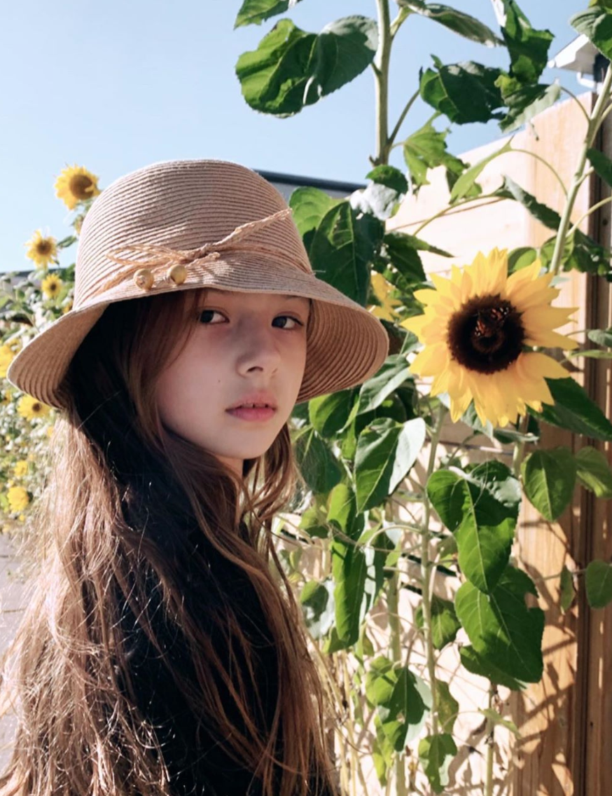 Vì là con lai nên Baylee Ann thông thạo hai ngôn ngữ của quê hương là tiếng Anh và tiếng Hàn Quốc.