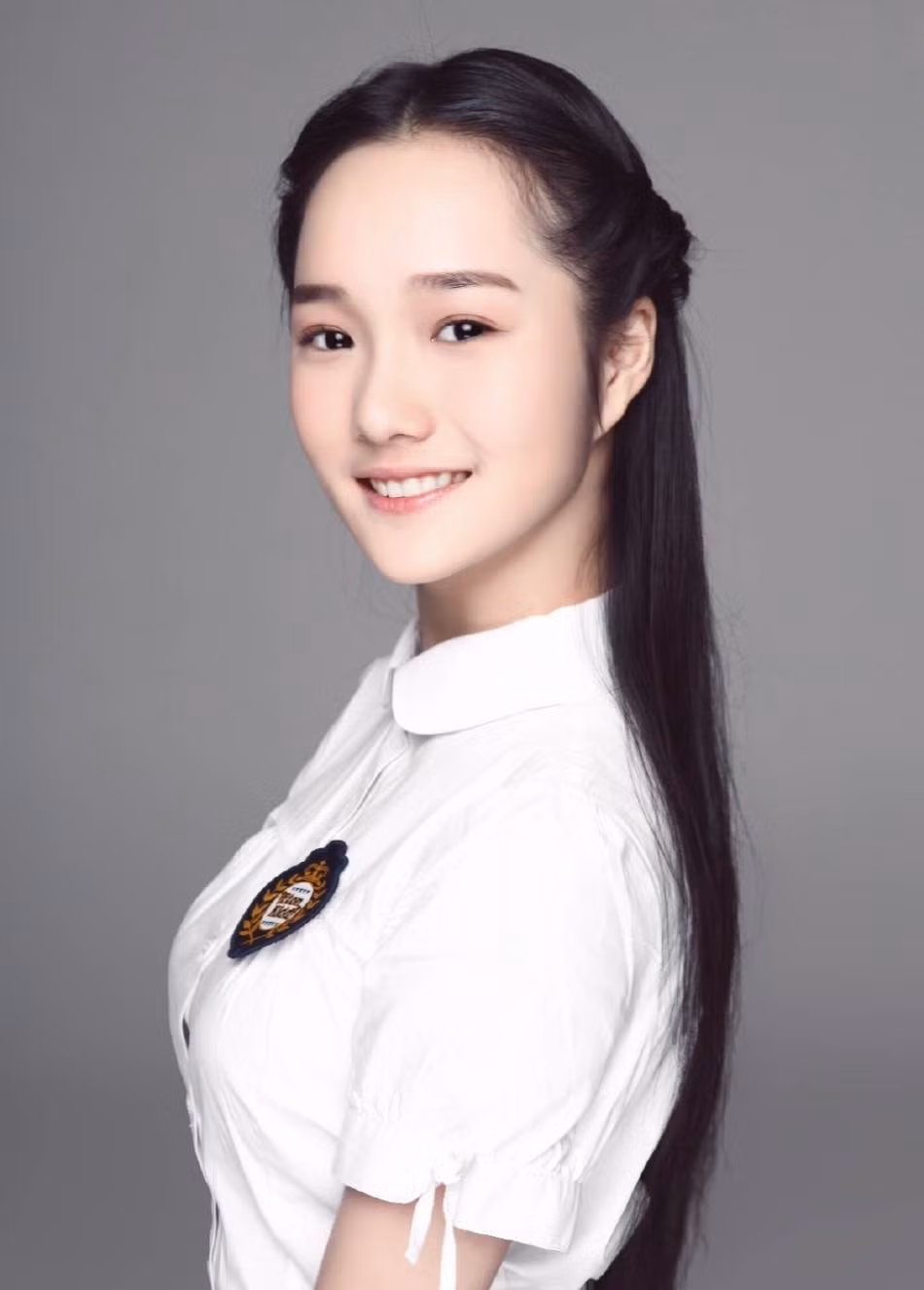 Trong trường, Ngạn Mạn nổi tiếng là mỹ nữ có sắc đẹp trong sáng, thanh khiết cùng với tài năng diễn xuất nổi bật, được bạn học ưu ái dành tặng danh hiệu "nữ thần tinh khiết".