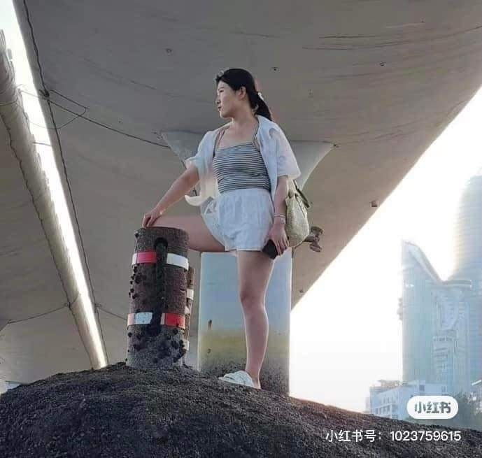 Chắc cô người yêu này sẽ không bao giờ dám nhờ bạn trai chụp ảnh nữa quá.