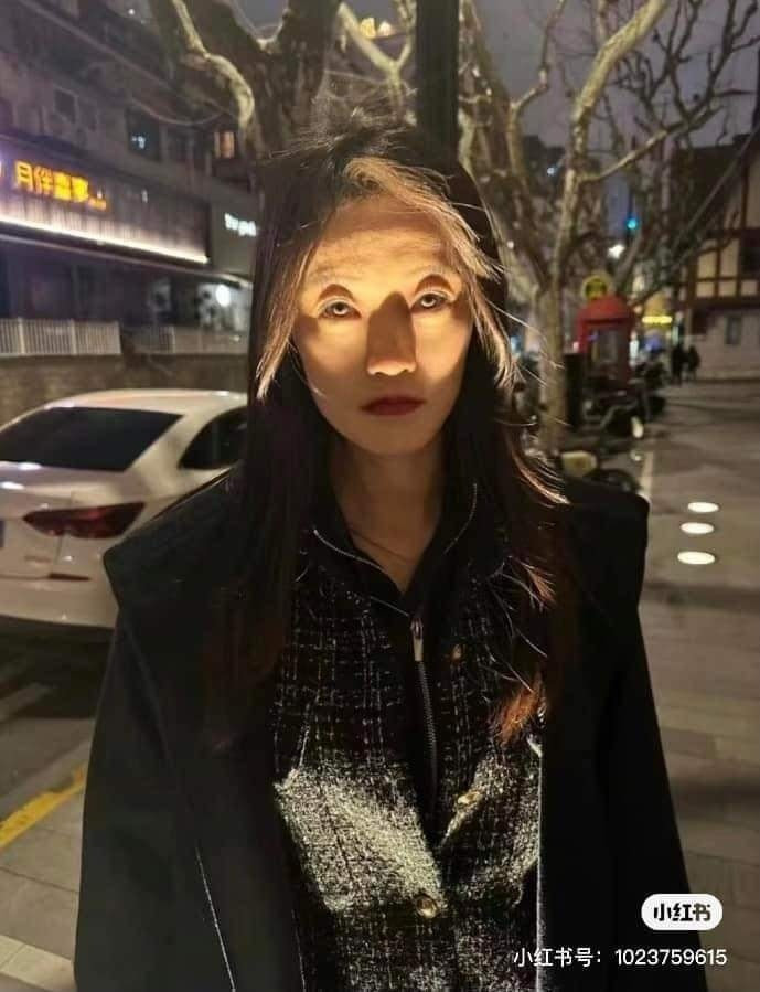 "Ánh mắt mơ hồ khuôn mặt già nua" - đây có lẽ là những từ hình dung về bức ảnh có 1 không 2 này.