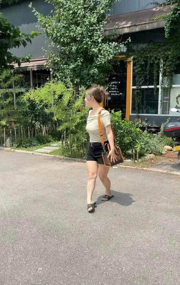 Chắc cô gái này hình dung sẽ có 1 bức ảnh "mỹ nữ ung dung qua đường".