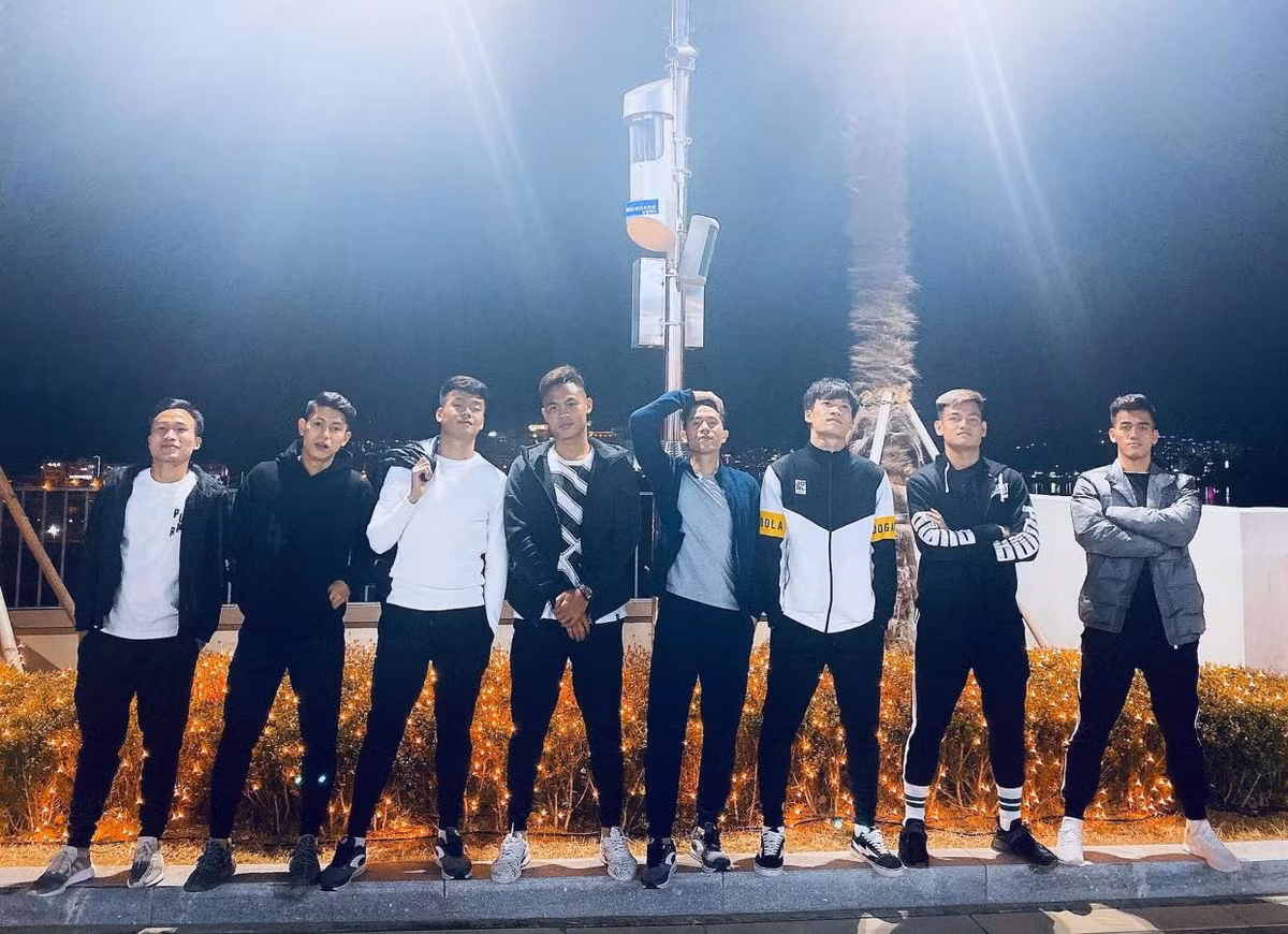 Để chuẩn bị cho U23 Châu Á, HLV Park Hang-seo và đội tuyển U23 Việt Nam cùng toàn bộ ban huấn luyện đã sang Hàn Quốc tập huấn. Những hình ảnh trên sân tập của cả đội không hề được tiết lộ, thay vào đó là ngập hình check-in của các cầu thủ.