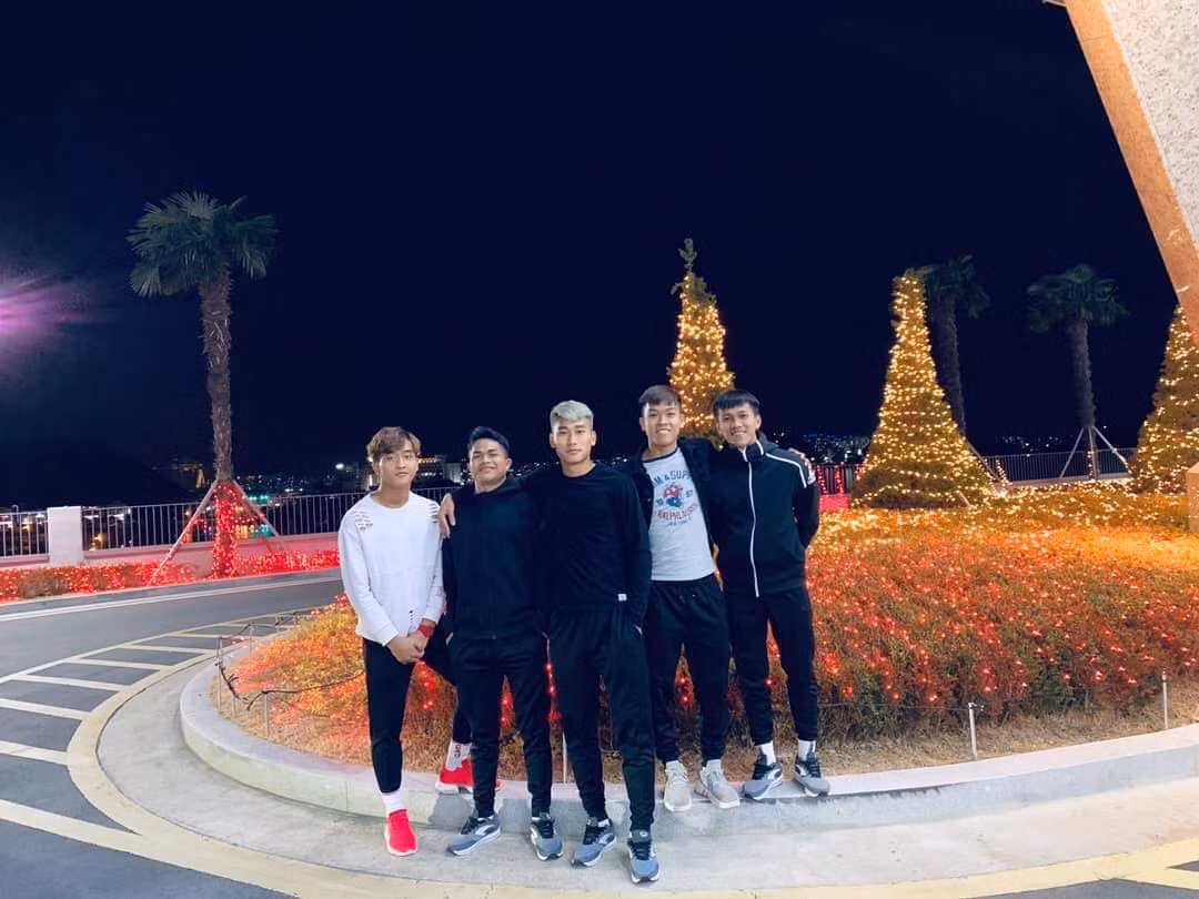 Trên trang cá nhân, Nhâm Mạnh Dũng đăng tải hình ảnh cùng đồng đội với dòng trạng thái: "Lạnh bạc cả tóc", đặc biết 5 cầu thủ đều đứng nghiêm chụp ảnh vô cùng nghiêm túc khiến người hâm mộ không nhịn được cười.