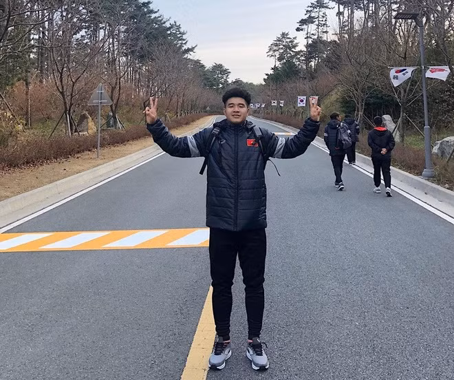 Đức Chinh khoe dáng tại Hàn Quốc. Anh là một trong những cầu thủ chăm chỉ hình ảnh của bản thân và cả đội lên mạng xã hội nhất.