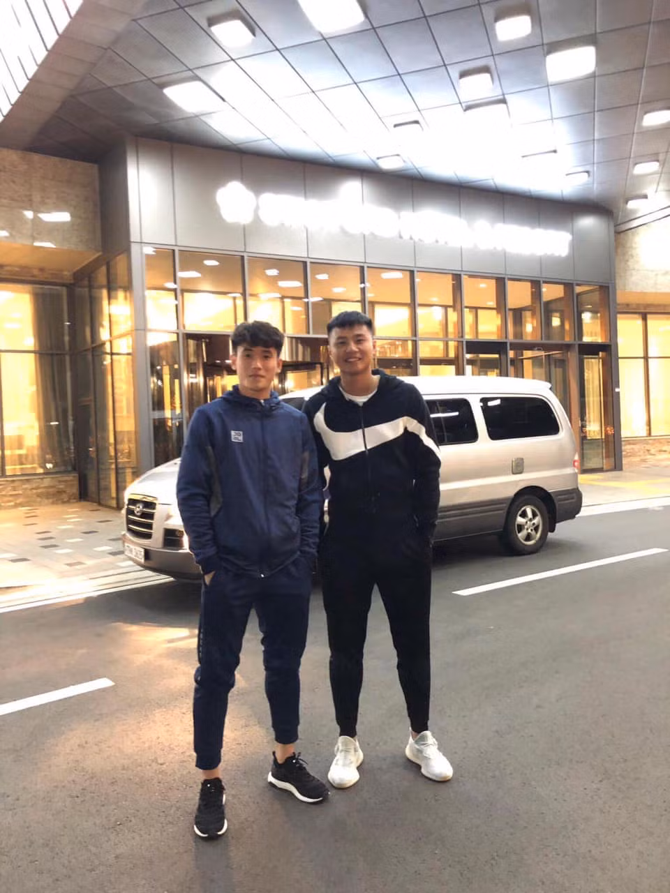 "Bánh bao cháy" chụp hình cùng "cô Sinh" trước cửa khác sạn, và vẫn với nguyên tắc cũ, Tấn Sinh chụp ảnh không hề cười và vô cảm xúc khiến fan cười mệt.