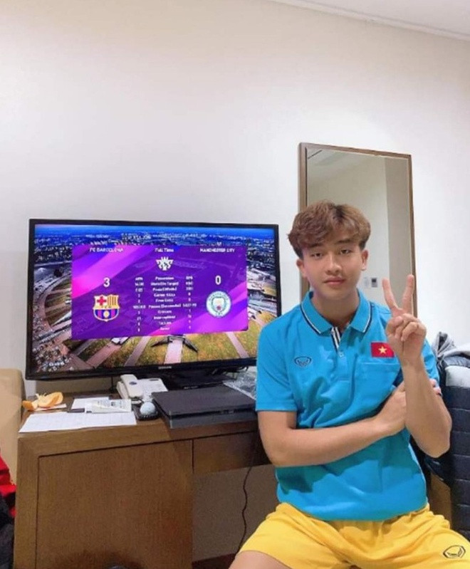 "Boy Hàn Quốc" Trần Danh Trung có bức hình khá kỳ quặc, ngồi trước TV, mặt nghiêm túc và giơ tay chữ V truyền thông cứ như ai ép anh chụp ảnh vậy.