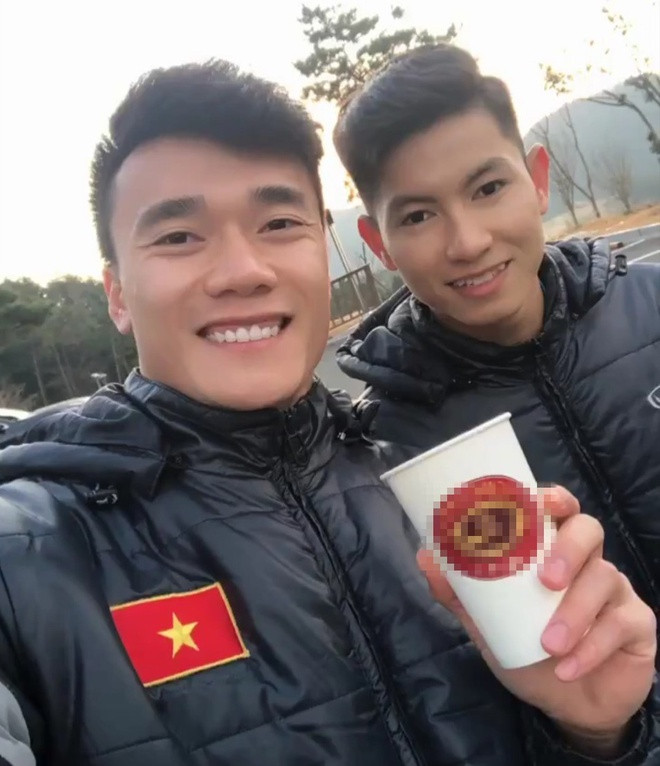 Thủ môn U23 Việt Nam chụp hình khoe răng cùng hot boy Trọng Hùng trên đường ra sân tập tại Hàn Quốc.