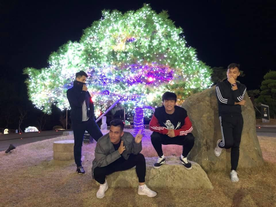 Đình Trọng là một trong những cầu thủ U23 Việt Nam chăm chỉ đăng hình lên mạng xã hội nhất. Có lẽ được trở lại tuyển sau thời gian chấn thương khá dài khiến cầu thủ sinh năm 1997 khá phấn khích.