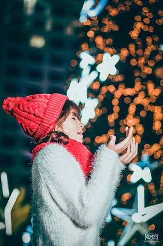 Với chiếc khăn ấm và mũ đỏ, màu truyền thống của lễ Noel, các bạn gái ấm áp trong mùa đông lạnh của Hà Nội. Ảnh: Trường Kenzy.