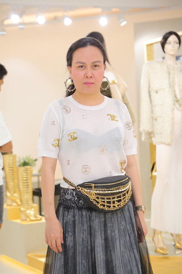 Tham dự sự kiện sang trọng, Phượng Chanel chọn chiếc áo phông xuyên thấu kèm túi fanny pack cùng thương hiệu, cô mix cùng chân váy xòe nhiều lớp. Tuy nhiên, set đồ nảy chẳng hề được đánh giá là đẹp mắt, không chỉ thế còn khiến Phượng Chanel lộ nội y phô phang, phản cảm.