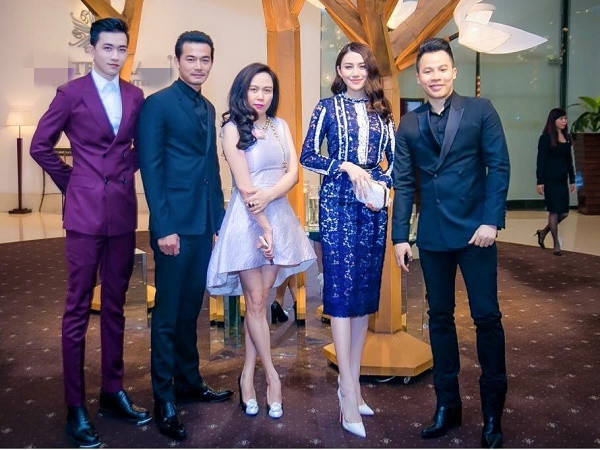 Chiếc váy ngắn làm lộ rõ khuyết điểm về đôi chân của Phượng Chanel, có lẽ nữ doanh nhân cần tìm gấp cho mình 1 stylist phù hợp để tự tin hơn khi xuất hiện trong mỗi sự kiện.