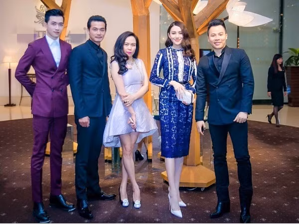 Chiếc váy ngắn làm lộ rõ khuyết điểm về đôi chân của Phượng Chanel, có lẽ nữ doanh nhân cần tìm gấp cho mình 1 stylist phù hợp để tự tin hơn khi xuất hiện trong mỗi sự kiện.