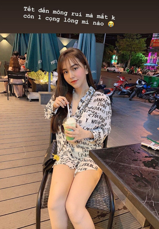 Gia Hân được nhận xét là cô gái nóng bỏng nhất trong dàn WAGs Việt Nam. Tết Canh Tý, hot girl gốc Đông Nai thảnh thơi cà phê, tán gẫu cùng bạn bè. Trước đó, cô nàng cũng có mặt tại Thái Lan cổ vũ bạn trai và đồng đội tham gia VCK U23 Châu Á 2020.