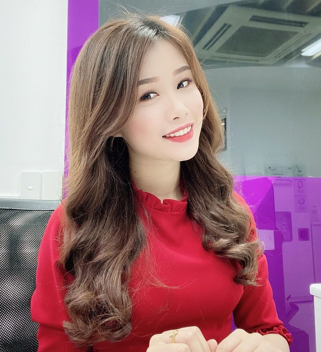 Làm ngân hàng, bận bịu dịp cuối năm thế nhưng Trang Nhung, bạn gái Văn Toàn vẫn tranh thủ làm tóc để đón Tết. Cách đây không lâu, nam cầu thủ cũng khoe tóc mới, không còn là mái đầu màu bạch kim quen thuộc, thay vào đó là màu...tím.