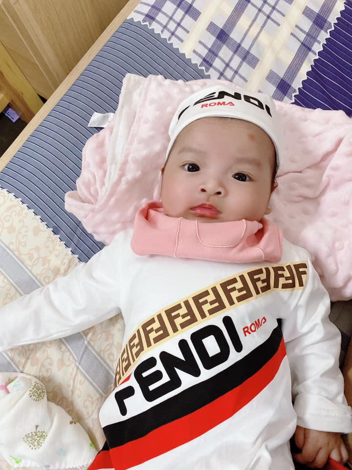 Đã là mẹ trẻ con nên có lẽ Tết năm nay sẽ cực kỳ khác biệt và ý nghĩa đối với Khánh Linh, vợ trung vệ Bùi Tiến Dũng khi không còn nhiều thời gian mua sắm, đi chơi, thay vào đó là ở nhà chăm chút em bé.