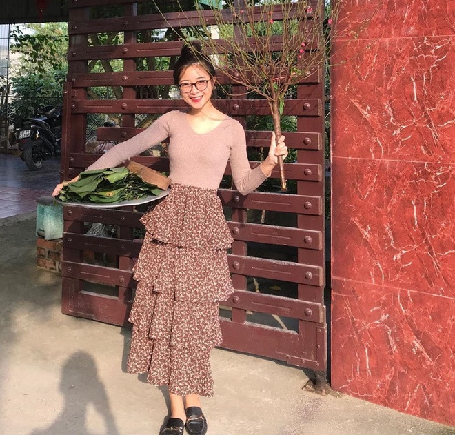 Cũng sắp trở thành cô dâu vào ngày mùng 6 Tết Âm lịch tới đây, Võ Nhật Linh, vợ Phan Văn Đức tất bật chuẩn bị năm mới. Cặp đôi cùng nhau gói bánh chưng với gia đình, tự sắm đào, mua quất dù chưa chính thức về một nhà. Dù bận bịu nhưng nàng WAG vẫn vô cùng xinh đẹp.