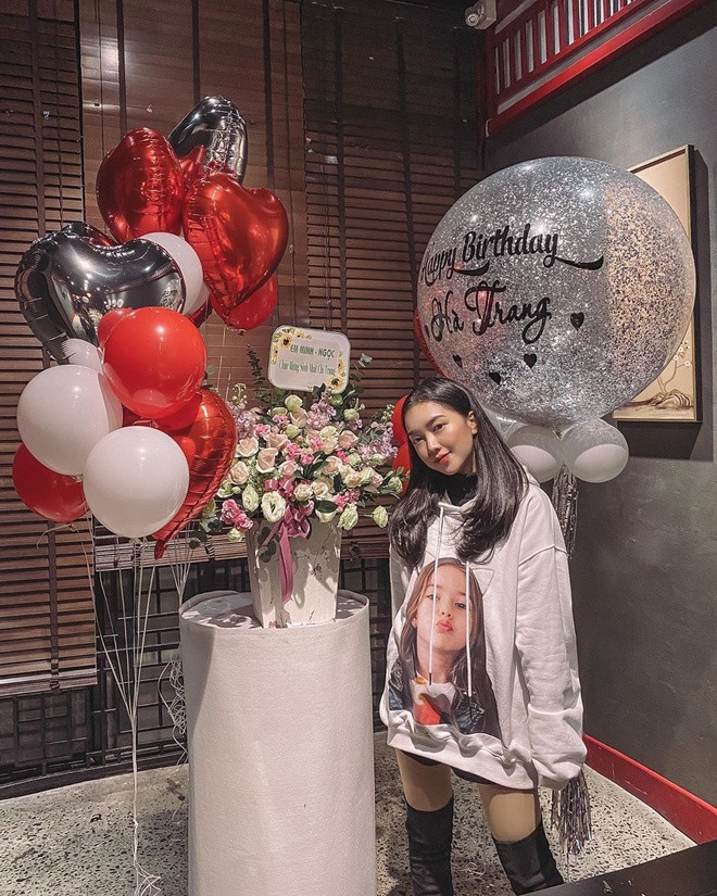 Sinh nhật trước Tết chỉ vài ngày, Mai Hà Trang, bạn gái Hà Đức Chinh được bạn trai ngọt ngào chúc mừng trên mạng xã hội. Cô nàng ghi điểm bởi nhan sắc xinh đẹp, tính cách lầy lội không kém bạn trai "vựa muối" của mình.