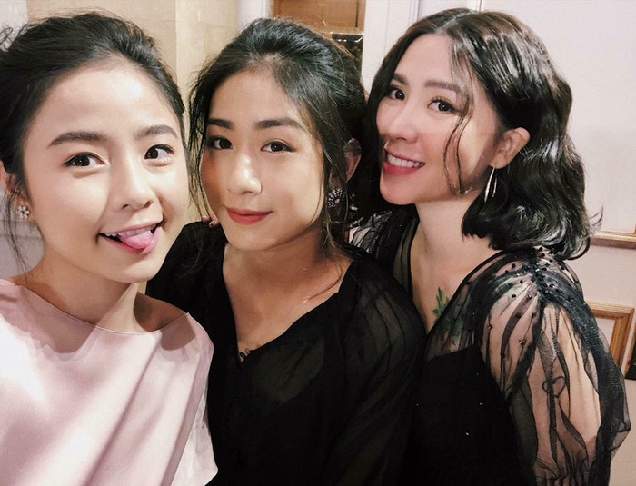 Nhắc tới hội bạn thân hot mom, mọi người nhớ ngay tới tới những bà mẹ đình đám của các nhóc tì dễ thương "Xoài - Cam - Đậu" . Họ đều là những gương mặt hot girl được nhiều người hâm mộ. Sau khi về chung một nhà với những hot boy cũng đình đám không kém, họ trở thành những “phụ huynh trẻ” nổi tiếng trên mạng xã hôi.