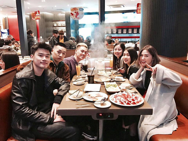 Trước khi có con, họ đều đã là những cặp đôi rất hot trên mạng xã hội với hàng ngàn người theo dõi trên Instagram. Cho dù sau khi họ đã lui về “ở ẩn” để chăm lo cho cuộc sống gia đình, cư dân mạng vẫn không ngừng chia sẻ những bức hình xúc động, dễ thương về đời sống vợ chồng của các cặp đôi này.