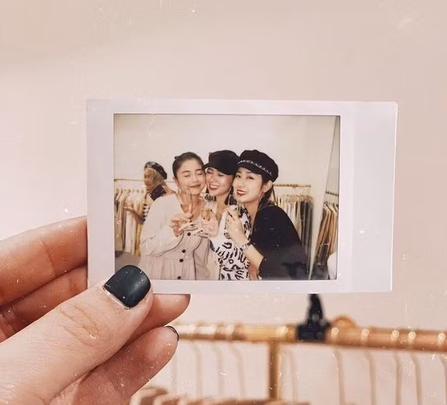 3 bà mẹ "bỉm sữa" này đều sở hữu nhan sắc xinh đẹp, cùng gu thời trang ấn tương. Dù có con những họ vẫn luôn sắp xếp thời gian dành cho nhau.