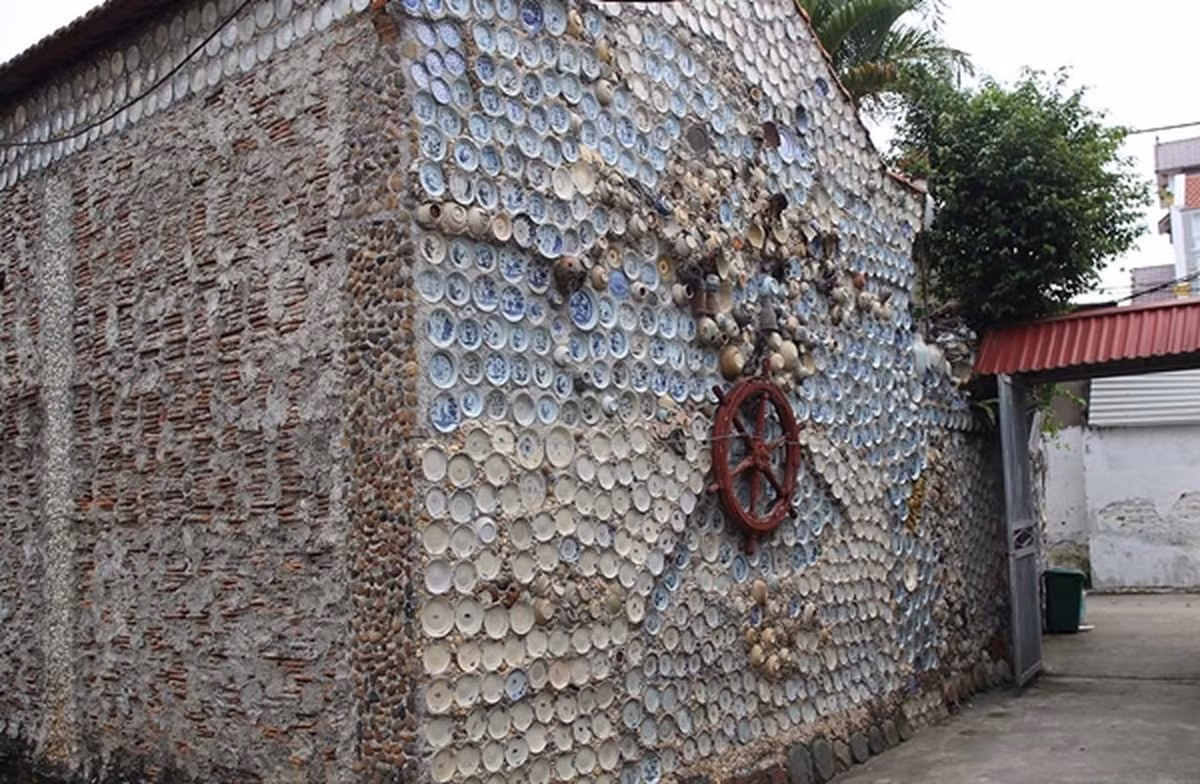 Hết tiền ông Trường lại đi phụ hồ, sơn bàn ghế. Có được khoản tiền nho nhỏ trong người ông lại tiếp tục bắt xe đi đến các tỉnh lân cận để săn lùng đồ cổ.