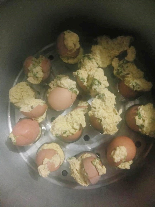 Kèm theo đó, chủ tài khoản chia sẻ hình ảnh những quả trứng gà được đục vỏ xếp ngay ngắn trông nồi hấp và thành quả sau ít phút đun trên bếp. Lòng đỏ của các quả trứng gà sau khi chín đã tràn hết ra bên ngoài, vỏ thì bị dập vỡ chẳng ra hình thù gì khiến nhiều người "hết hồn".