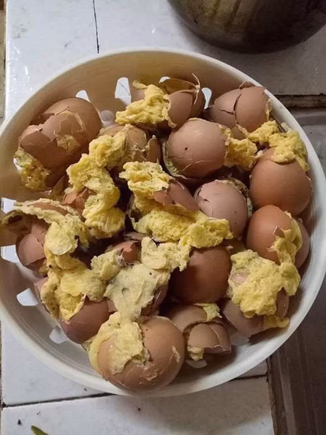 Trước đó, dân mạng cũng từng chia sẻ rất nhiều trường hợp tương tự khi làm món trứng hấp và thu hút sự chú ý của CĐM.