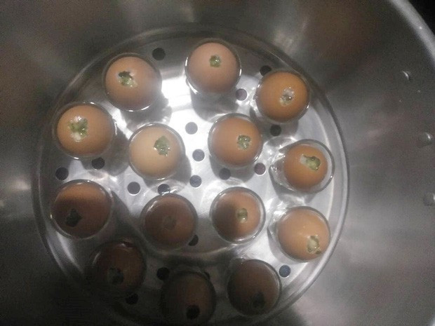 Mới đây, lại một cô nàng hí hửng lên mạng học làm món trứng hấp cho cả nhà nhưng thành phẩm đưa ra khiến ai cũng choáng.