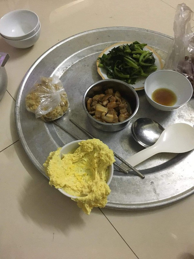 Bát trứng màu vàng tung tóe chẳng ra hình dạng gì khiến mâm cơm mất hết vị ngon.