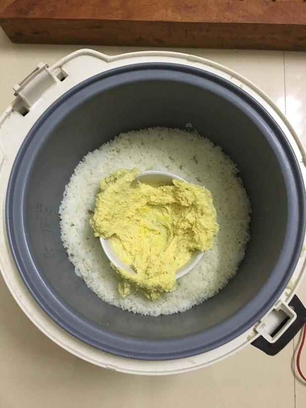 Theo đó, 1 cô vợ trẻ đã chuẩn bị một mâm cơm giản dị và thêm vào đó là món trứng hấp được sáng tạo thêm khiến người chồng lắc đầu ái ngại.