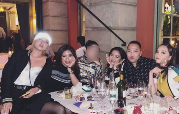 Cô gái từng tiếp xúc với ca nhiễm số 17 Covid-19 chơi khá thân với Rich Kid đình đám Việt Nam như Tiên Nguyễn... Cả hai thường xuyên ngồi cùng bàn trong những bữa tiệc riêng của giới thượng lưu.