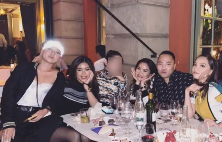 Cô gái từng tiếp xúc với ca nhiễm số 17 Covid-19 chơi khá thân với Rich Kid đình đám Việt Nam như Tiên Nguyễn... Cả hai thường xuyên ngồi cùng bàn trong những bữa tiệc riêng của giới thượng lưu.