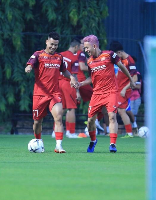 Cụ thể, trong khi Hồng Duy gây bất ngờ với mái tóc hồng 3D nổi bật, Văn Thanh xuất hiện mạnh mẽ với kiểu Premlock mạnh mẽ.