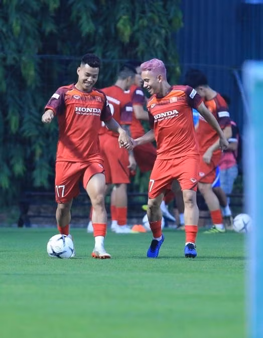 Cụ thể, trong khi Hồng Duy gây bất ngờ với mái tóc hồng 3D nổi bật, Văn Thanh xuất hiện mạnh mẽ với kiểu Premlock mạnh mẽ.