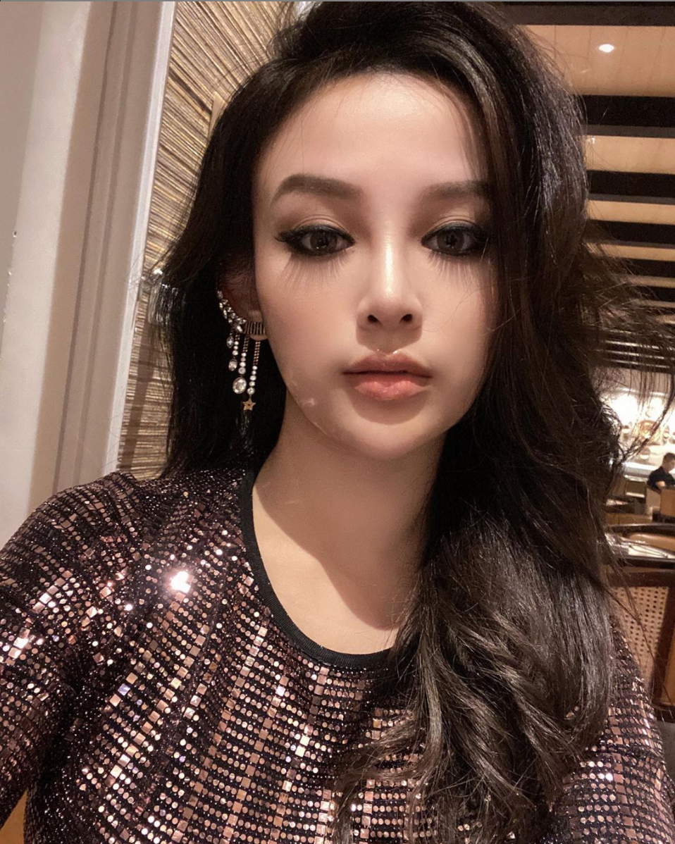 Sau khi kết hôn với đại gia có tiếng Sài Thành, Huyền Baby có cuộc sống vương giả, ngập trong hàng hiệu. Cô thường xuyên đi du lịch nước ngoài, được chồng tặng nhiều bất động sản giá trị.