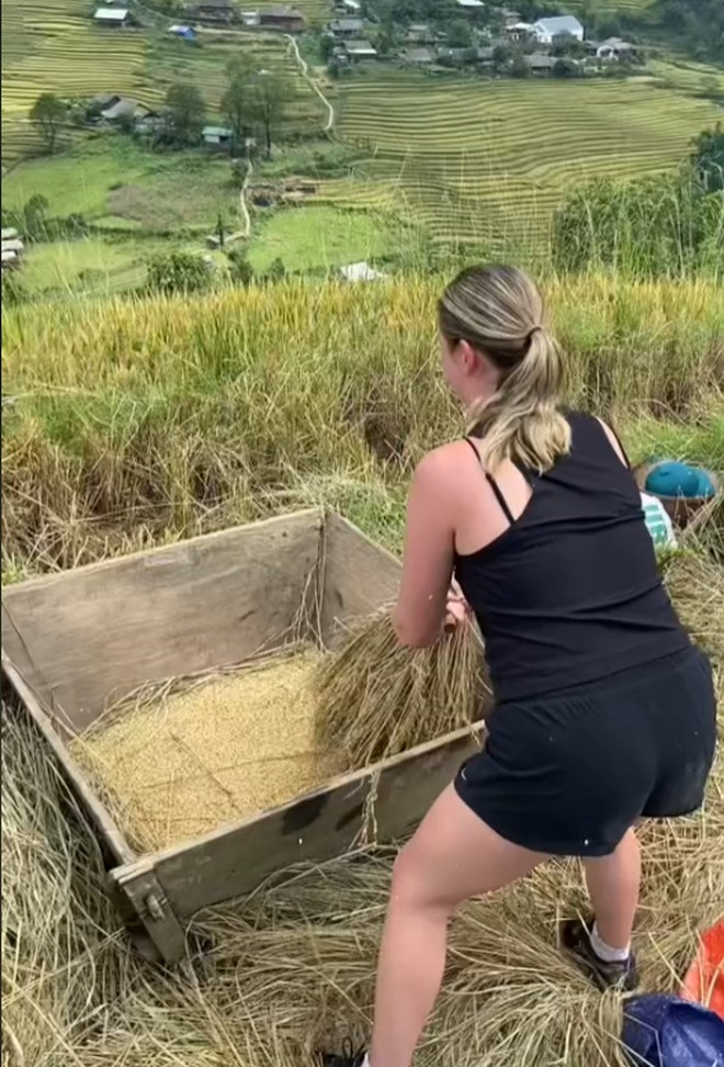 Đoàn khách toàn những cô gái, chàng trai trẻ tuổi.