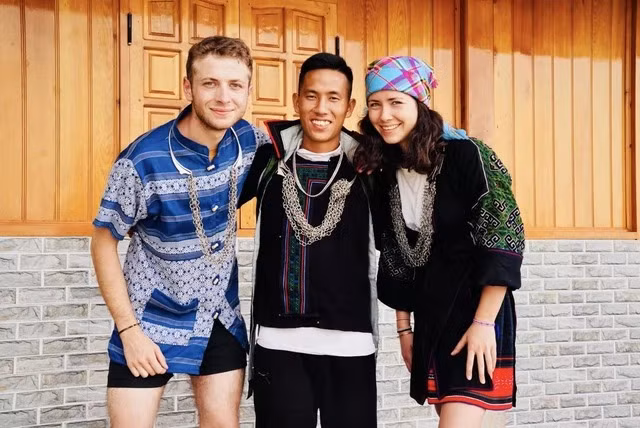 Đến tối, cả khách Tây lại quây quần thưởng thức bữa cơm ấm áp với người dân bản địa, thậm chí còn đồng thanh cụng ly "1, 2, 3... zô" giống như người Việt.