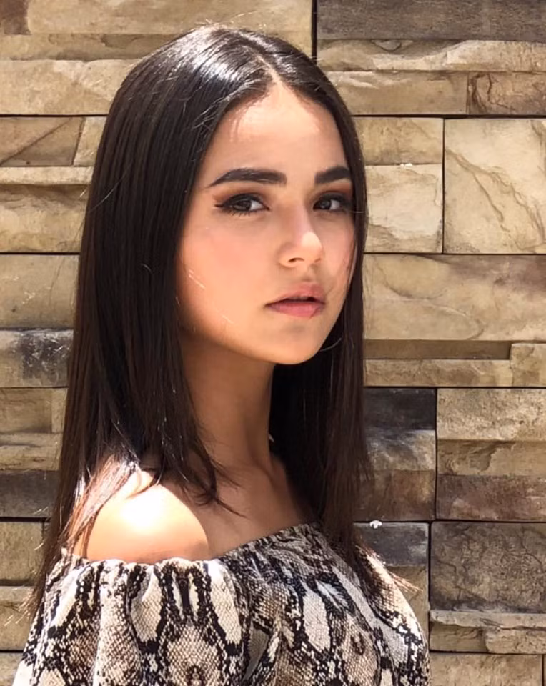 Nhờ sở hữu diện mạo nổi bật Jacquie sớm được nhiều người chú ý và đã quyết định đi theo con đường người mẫu.