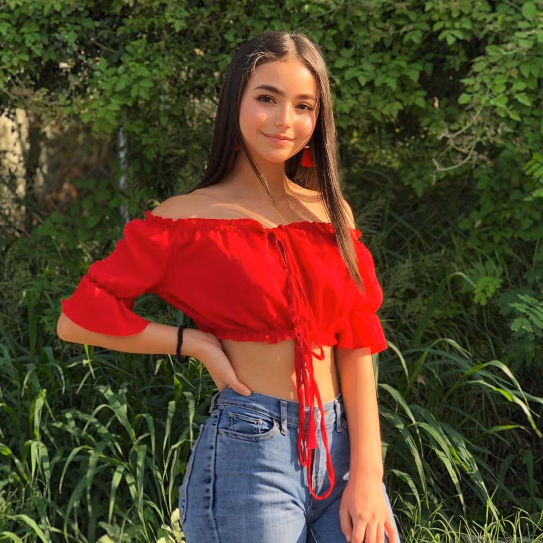 Nhìn ngắm hot girl người Mexico này, hầu hết mọi người đều tấm tắc khen ngợi nhan sắc và đường nét đáng ao ước của cô.