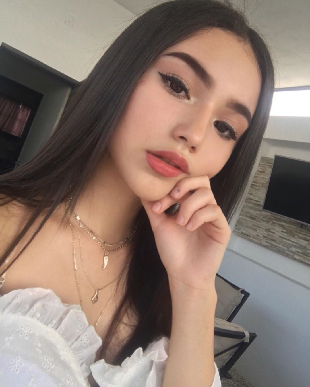 Phong cách ăn mặc thoải mái, năng động giúp Jacquie Gonzaa phô hết vẻ đẹp hình thể. Đây cũng chính là sức hút đặc biệt mà hot girl 14 tuổi khiến nhiều người thi nhau truy lùng info.