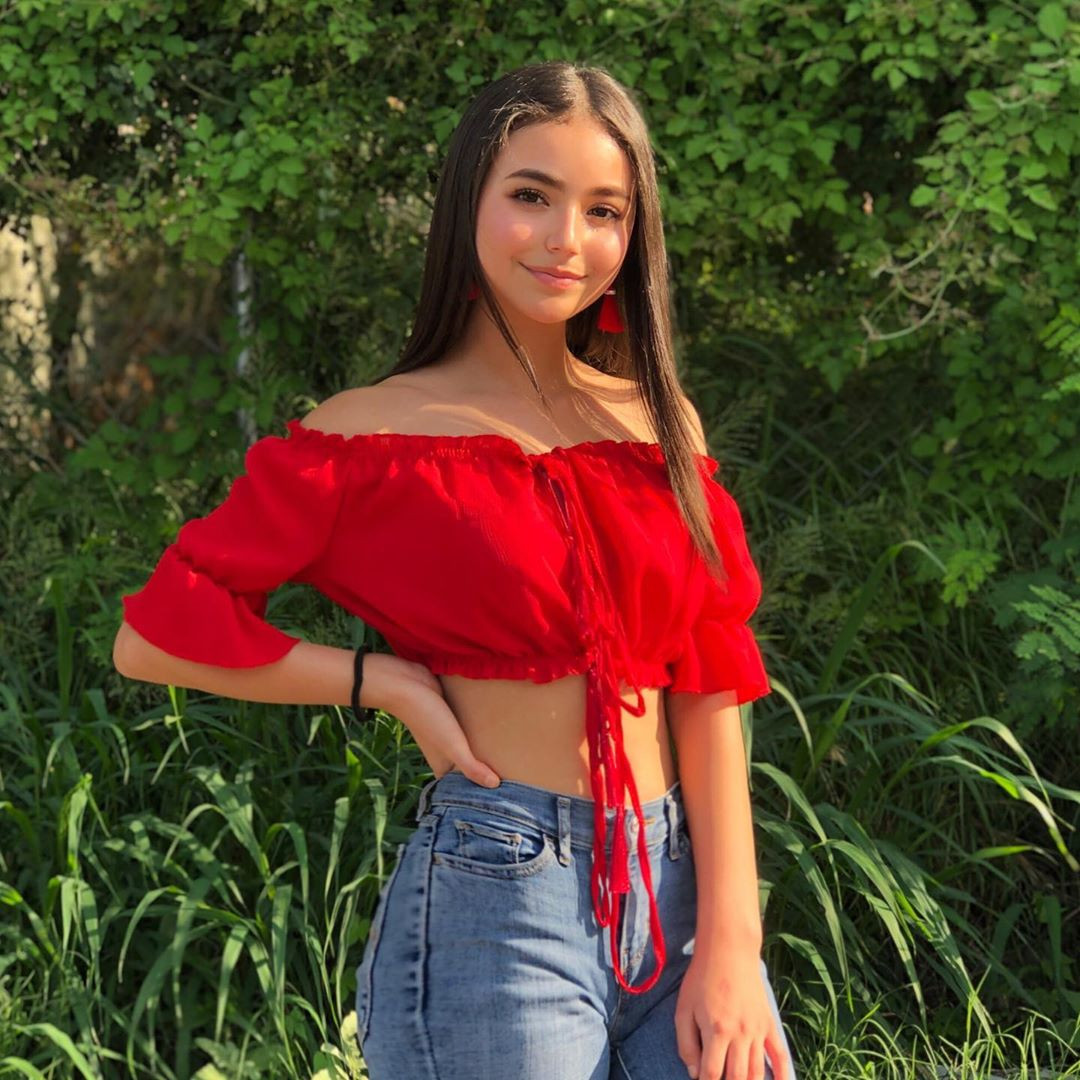 Nhìn ngắm hot girl người Mexico này, hầu hết mọi người đều tấm tắc khen ngợi nhan sắc và đường nét đáng ao ước của cô.