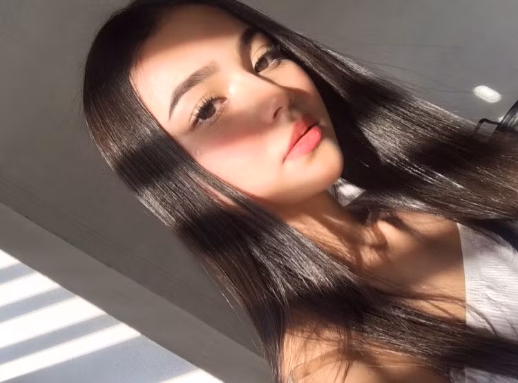 Một số lời bình luận cho rằng lối trang điểm và ăn măc của Jacquie khiến cô trông hơi già hơn so với tuổi.