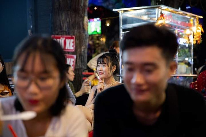  Chụp lén vì thấy bạn gái quá xinh nhưng không đủ tự tin ra bắt chuyện, Hồ Trọng Toại (23 tuổi, làm nghề nhiếp ảnh) đành đăng lên diễn đàn nhờ dân mạng tìm giúp. Anh không ngờ bài đăng đó đã giúp anh kết duyên cùng bạn gái Đặng Chúc Giang (sinh năm 2001).