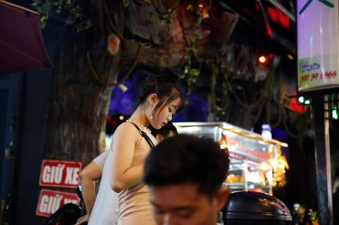 Ngồi uống nước tại một quán trên phố, bạn bè nhờ anh đưa máy ra chụp vài bức ảnh kỷ niệm.