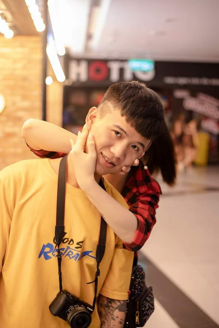 "Đang căn góc đẹp, lấy nét máy thì chỗ mình ngồi tối hơn background đằng sau nên bị 'nhảy' nét ra phía sau. Vô tình nhìn thấy Chúc Giang lọt vào ống kính, mình ấn tượng vì cô ấy có góc nghiêng xinh xắn", Toại nhớ lại.