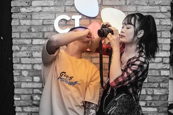 Ấn tượng với bạn gái bị chụp lén, Toại cố tình chụp thêm vài bức ảnh thì bị Giang phát hiện. Tưởng bị ăn "quả bơ" nhưng anh bất ngờ khi vừa hạ máy nhìn sang cười chữa ngượng thì cô không lảng đi mà còn cười tươi, tỏ ý cho anh chụp.